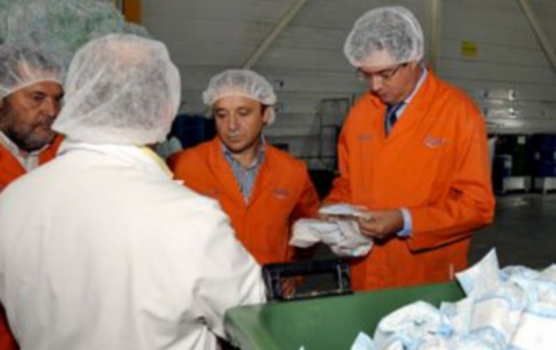 López: "los empresarios que crean empleo son una especie en extinción" 1 López visitó las instalaciones del complejo fabril segoviano./JUAN MARTIN