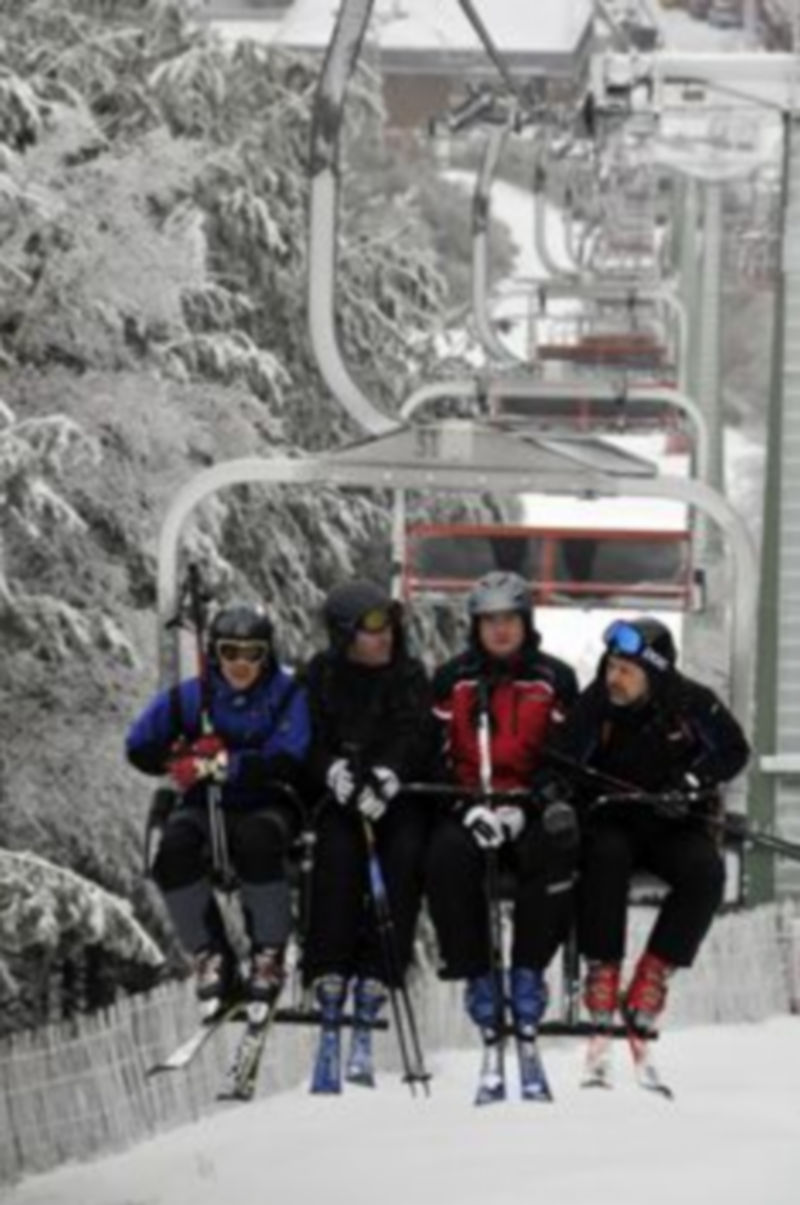 Óscar López: "La Junta del PP es agua estancada" 1 Ócar López en el telesilla de la estación segoviana de La Pinilla./ JUAN MARTÍN