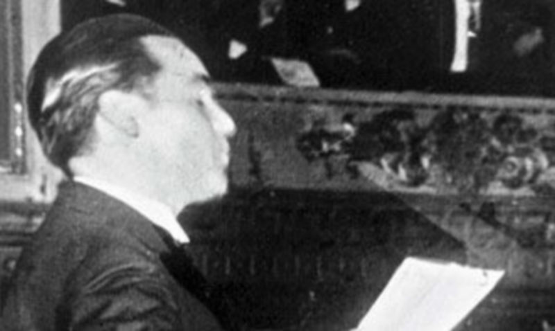 Fedrico García Lorca recitando en el teatro Avenida de Buenos Aires.