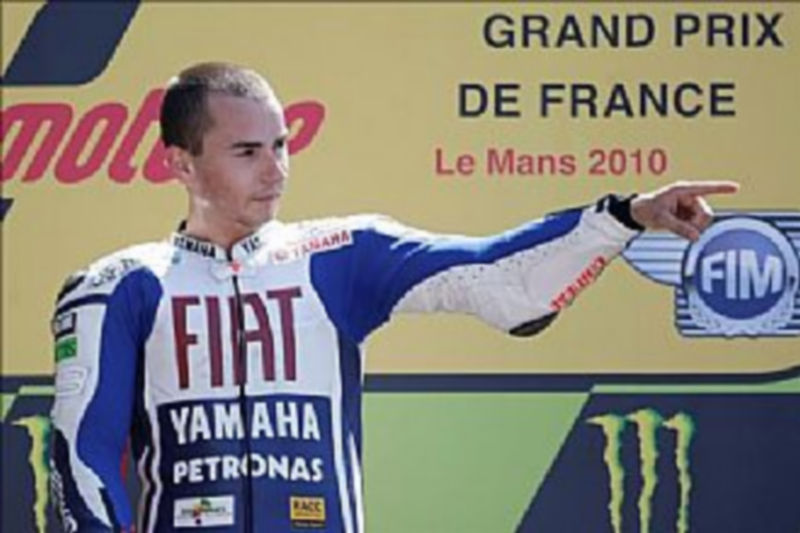 Elías celebra su victoria con cava desde el podio./EFE