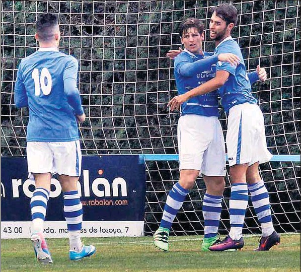 Los componentes del CD La Granja Coby, Dani Lázaro y Juli celebran un gol durante un partido de liga /NEREA LLORENTE