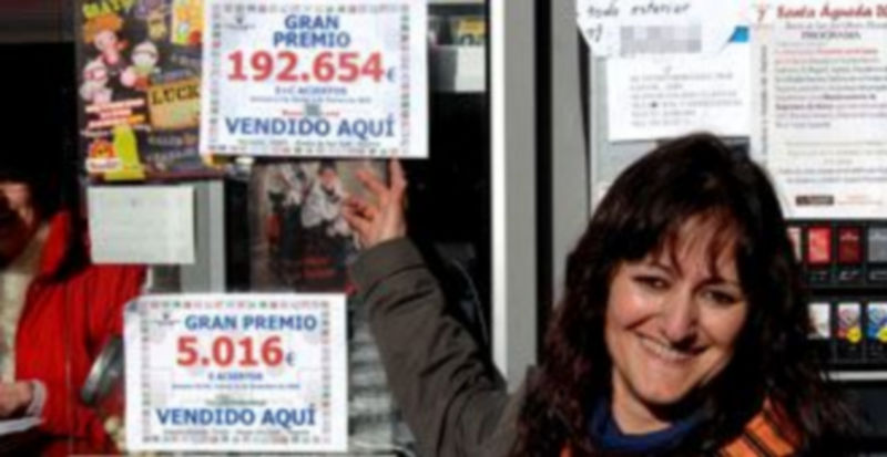 Muchos curiosos se han acercado hoy al Despacho de Lotería./ ALBERTO BENAVENTE