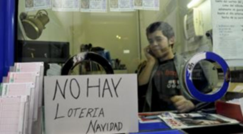 Algunas administraciones han vendido ya toda la Lotería de Navidad y sólo les queda esperar que la suerte los visite mañana./ JUAN MARTÍN