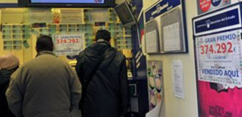 La administración lucía el cartel del premio desde primera hora./ KAMARARO