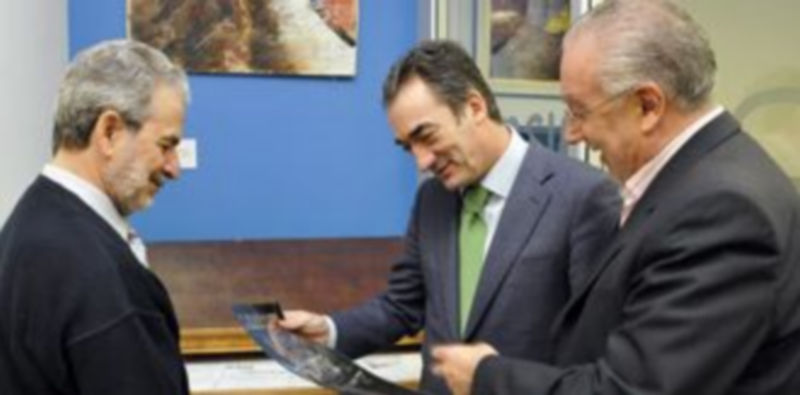 Carlos Herranz (izq.) muestra un fotolito antiguo a Javier Lozano y Jesús Fernández./ JUAN MARTÍN