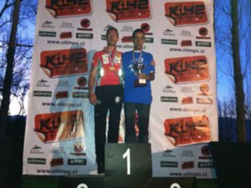 Luis Alonso (izquierda) en el podio tras finalizar la carrera K-42 Chile