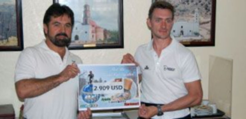 Luis Alonso (dcha) hace entrega del cheque de 2.909 dólares al presidente del Banco de Alimentos de Cuauhtémoc. /El Adelantado