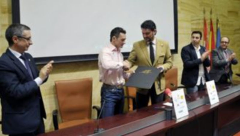 Luis Alonso recibe las pinturas de Luis Moro de manos del alcalde. / J. MARTÍN