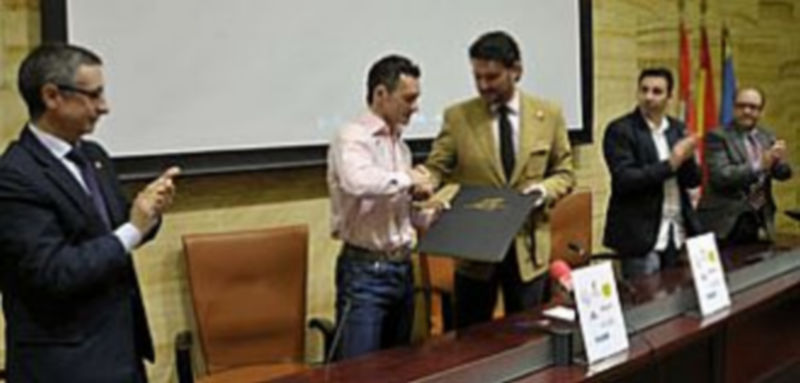 Luis Alonso recibe como obsequio la colección de pinturas de Luis Moro