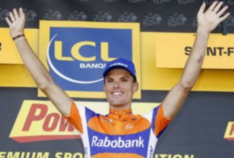 Luis León levantando los brazos en señal de victoria / EFE