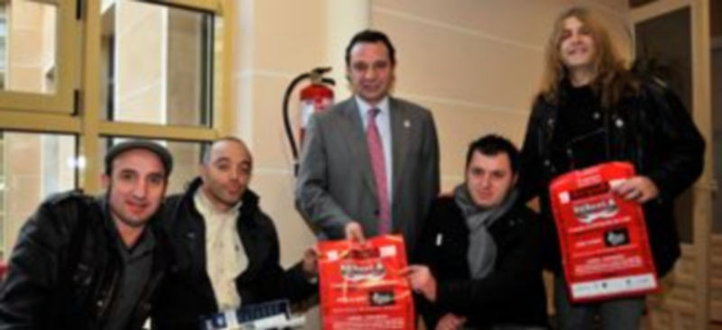 Un momnento de la rueda de prensa en la que el grupo de rock ha explicado la iniciativa./ KAMARERO