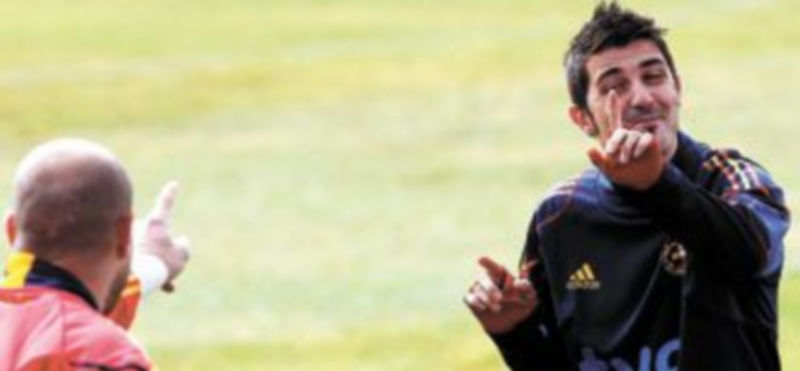 El delantero de la selección española David Villa bromea con el guardameta Pepe Reina