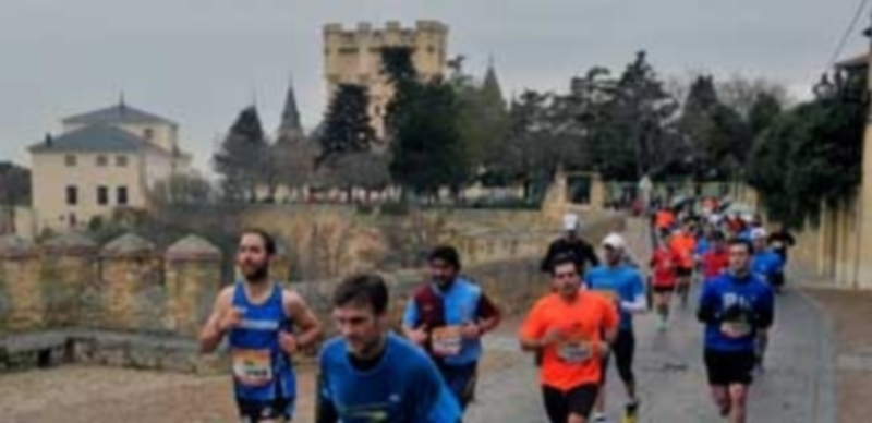 Los atletas dejan detrás el Alcázar y se disponen a recorrer una zona de la muralla antes de llegar al paseo Ezequiel González. / Kamarero