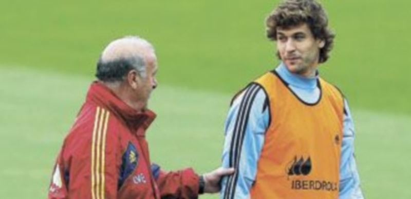 El salmantino dialoga con Fernando Llorente durante un entrenamiento. / Reuters