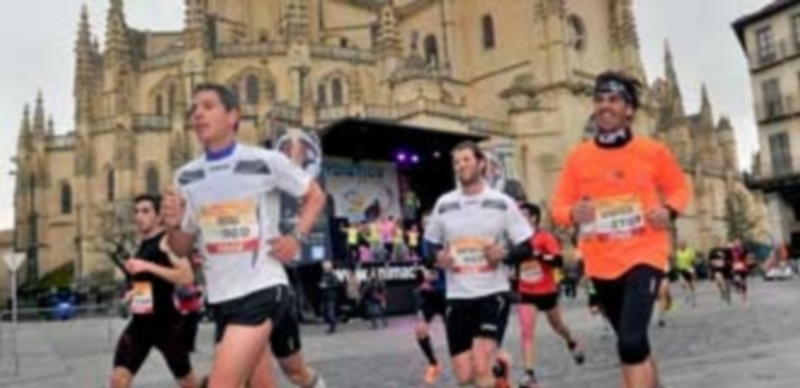 Un grupo de corredores de la Media Maratón pasando por la Plaza Mayor de Segovia