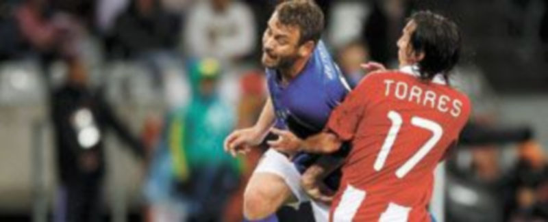 Torres intenta impidir el paso de De Rossi provocando una falta en el encuentro celebrado en el estadio Green Point de Ciudad del Cabo. / Reuters