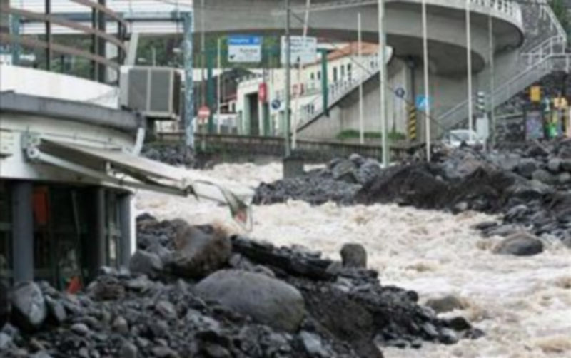 Fuertes corrientes de agua inundan las calles de Funchal en la isla de Madeira./EUROPA PRESS
