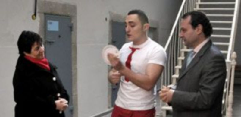 Héctor Sansegundo empleó al alcalde como partenaire para uno de sus trucos./JUAN MARTÍN