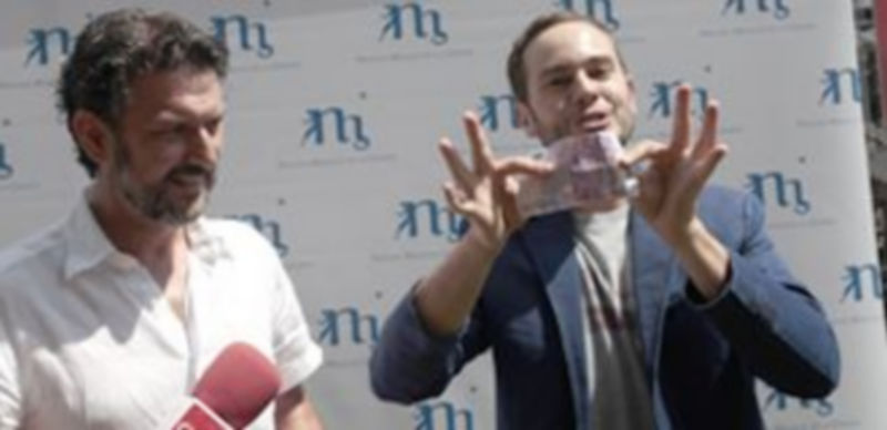 José Luis Vázquez junto al ilusionista mientras realiza un truco de magia