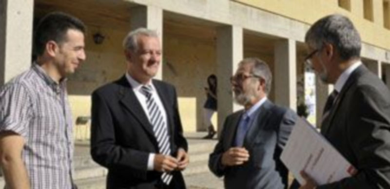 El rector conversa con David Carabias y Andres Palacios./ JUAN MARTIN