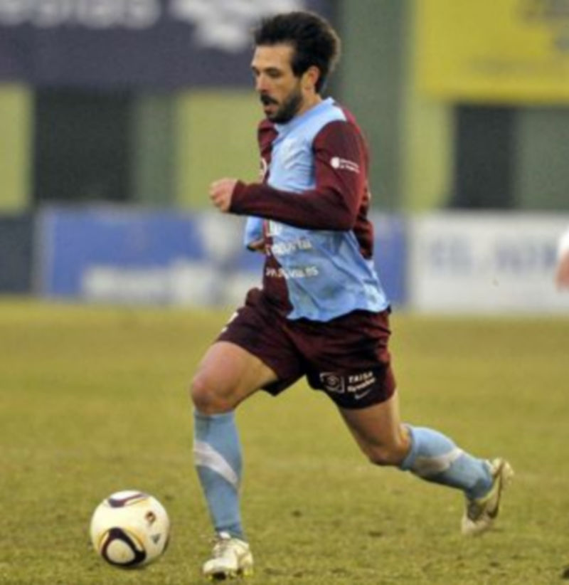 El centrocampista gimnástico Maikel conduce el balón durante un partido en La Albuera. / Juan Martín