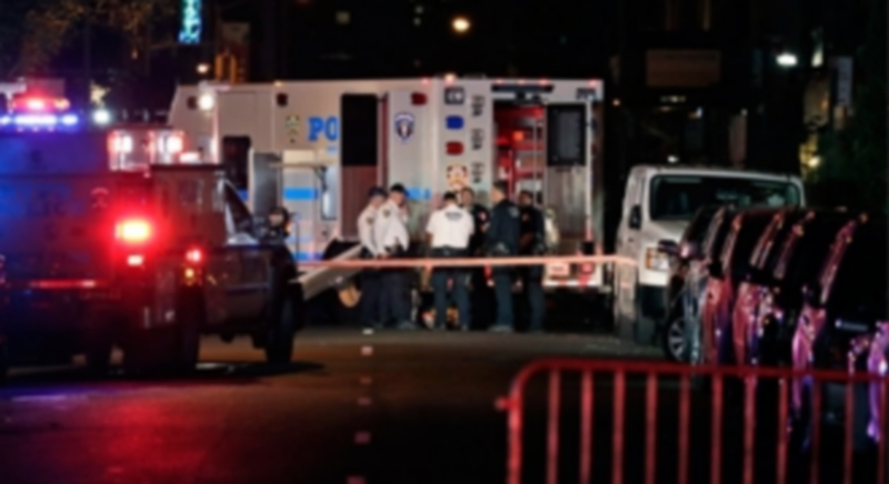 La Policía de Nueva York desalojó los bares y restaurantes cercanos y se cortó el tráfico en la sexta avenida. / efe