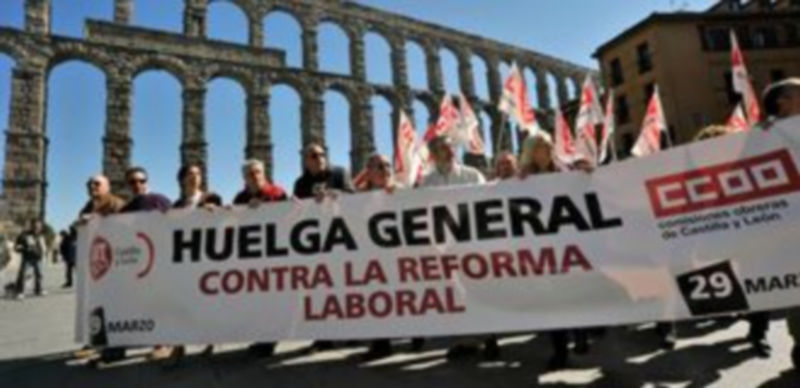 Un momento de la manfiestación durante su paso junto al Acueducto. / KAMARERO
