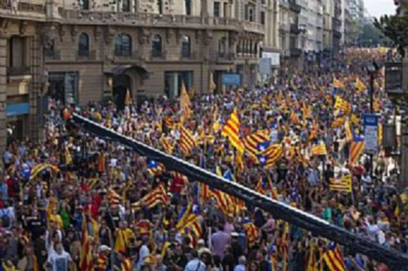 Instantes de la manifestación en Barcelona esta tarde. / Europapress