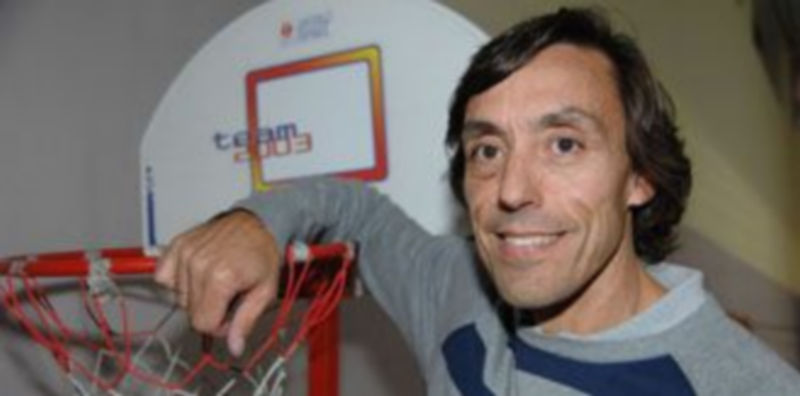 Juan Carlos Manrique posa junto a una canasta en el pabellón Emperador Teodosio. / Alberto Benavente.