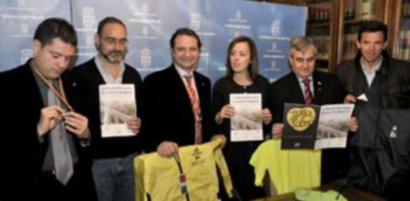 El alcalde ha presentado también hoy la "Bolsa del corredor" de la quinta edición de la Media Maratón Ciudad de Segovia que tendrá lugar el domingo 27 de marzo./ A.BENAVENTE