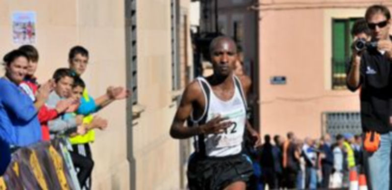 El ganador de la Media Maratón de Cantalejo entrando por la meta. / KAMARERO
