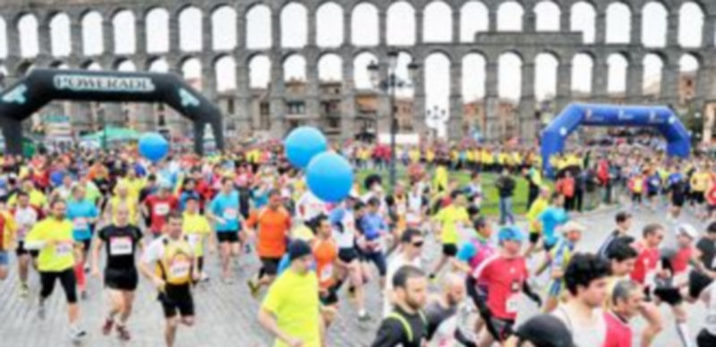 Instante de la salida de la anterior edición de la Media Maratón Ciudad de Segovia. / Kamarero