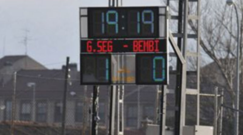 Una de las escasas ocasiones en las que funcionó el marcador electrónico. / Juan Martín