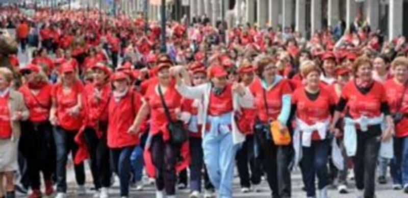 Las mujeres llenaron las calles en una iniciativa solidaria. / KAMARERO