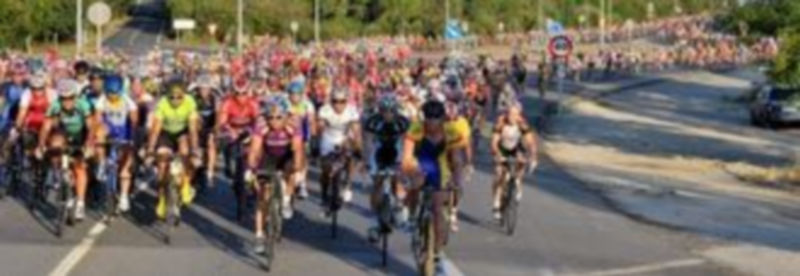 Imagen del pelotón a su paso por la carretera de La Granja