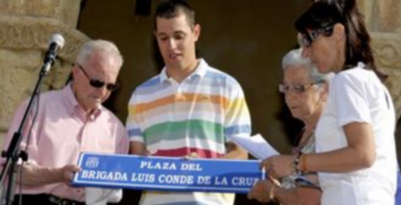 La familia de Luis Conde junto a la placa de la plaza que llevará su nombre.