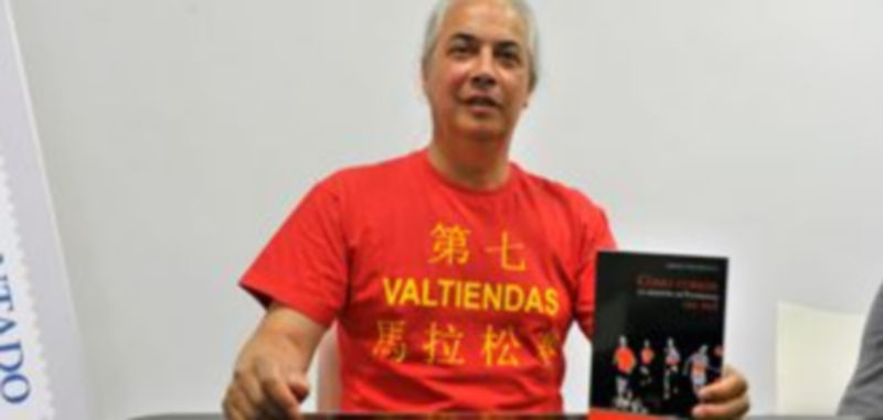 Mariano Fuente posa con un ejemplar de su libro y una camiseta de su localidad natal. / Kamarero