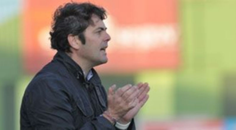 El entrenador Paco Maroto aplaude desde la banda durante un encuentro anterior. / Juan Martín.