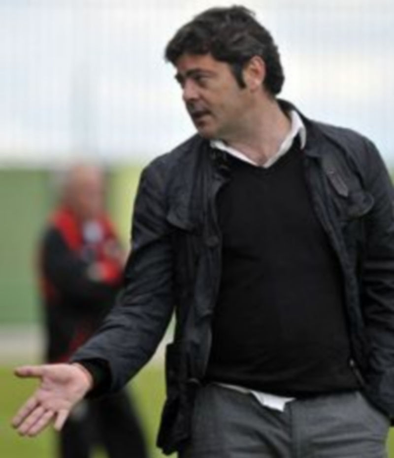 Paco Maroto se dirige al banquillo durante un partido. / Juan Martín.