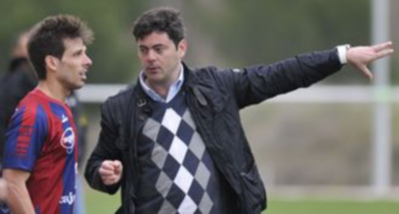 Paco Maroto da instrucciones a Maikel desde la banda. / Juan Martín