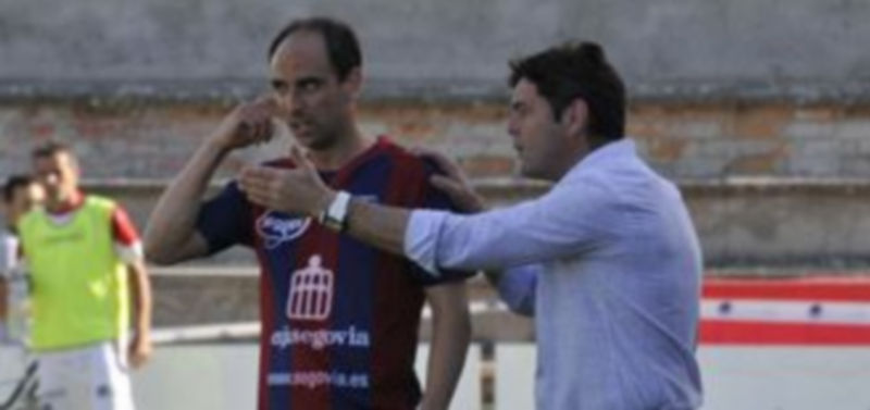 El central Chema recibe instrucciones de su entrenador Paco Maroto. / Juan Martín.