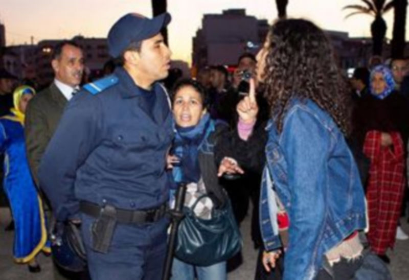 Varios jóvenes marroquíes increpan a las fuerzas antidisturbios durante el desalojo por la fuerza de una concentración de apenas 30 personas en la plaza Bab el Had del centro de Rabat. /EFE