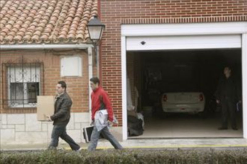 Varios agentes se llevan material de la casa de la atleta Marta Domínguez./ EFE