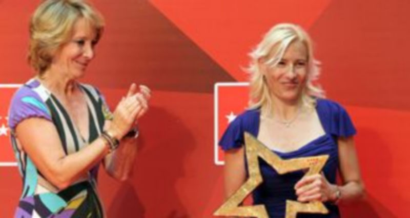 Marta Domínguez (dcha) recogió en julio el premio del deporte de la Comunidad de Madrid de las manos de Esperanza Aguirre./ ICAL
