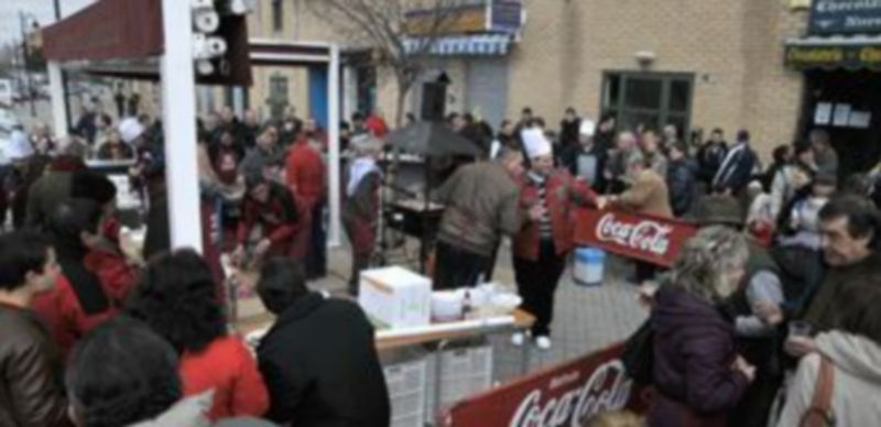 Numerosos vecinos de Nueva Segovia se acercaron a participar en la degustación. / A. BENAVENTE