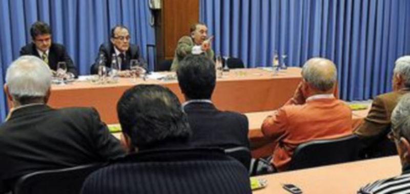 Instante de la reunión de ayer entre Maté y los clubes segovianos. /JUAN MARTÍN