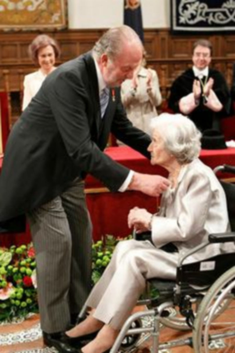 La escritora Ana María Matute recibió hoy de manos del rey Juan Carlos el Premio Cervantes./ EFE