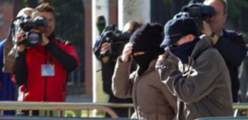 Dos de los testigos que declararon ayer en el juicio por la desaparición de Marta del Castillo llegaban camuflados con gorros y pasamontañas a la Audiencia Provincial de Sevilla./ EFE