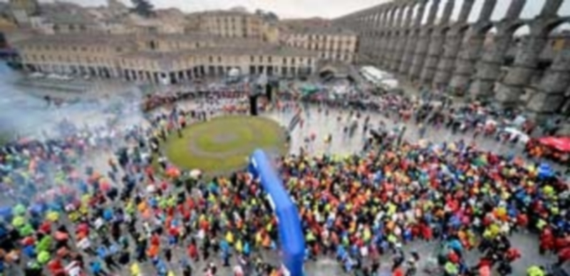 Momento de la salida de la pasada edición de la Media Maratón Ciudad de Segovia. / Kamarero