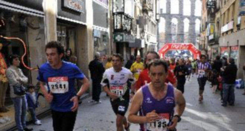 Una Media Maratón con cambios 9 Imagen de los atletas iniciando el ascenso a la plaza Mayor a través de la calle Cervantes en la pasada edición de la Media Maratón Ciudad de Segovia. / Juan Martín